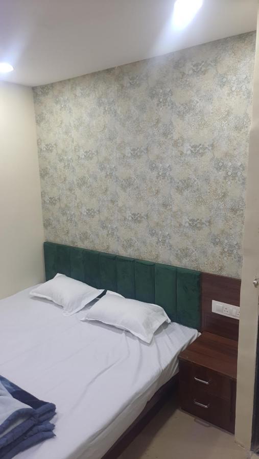 Green Leaf Hotel Uddzsaín Kültér fotó