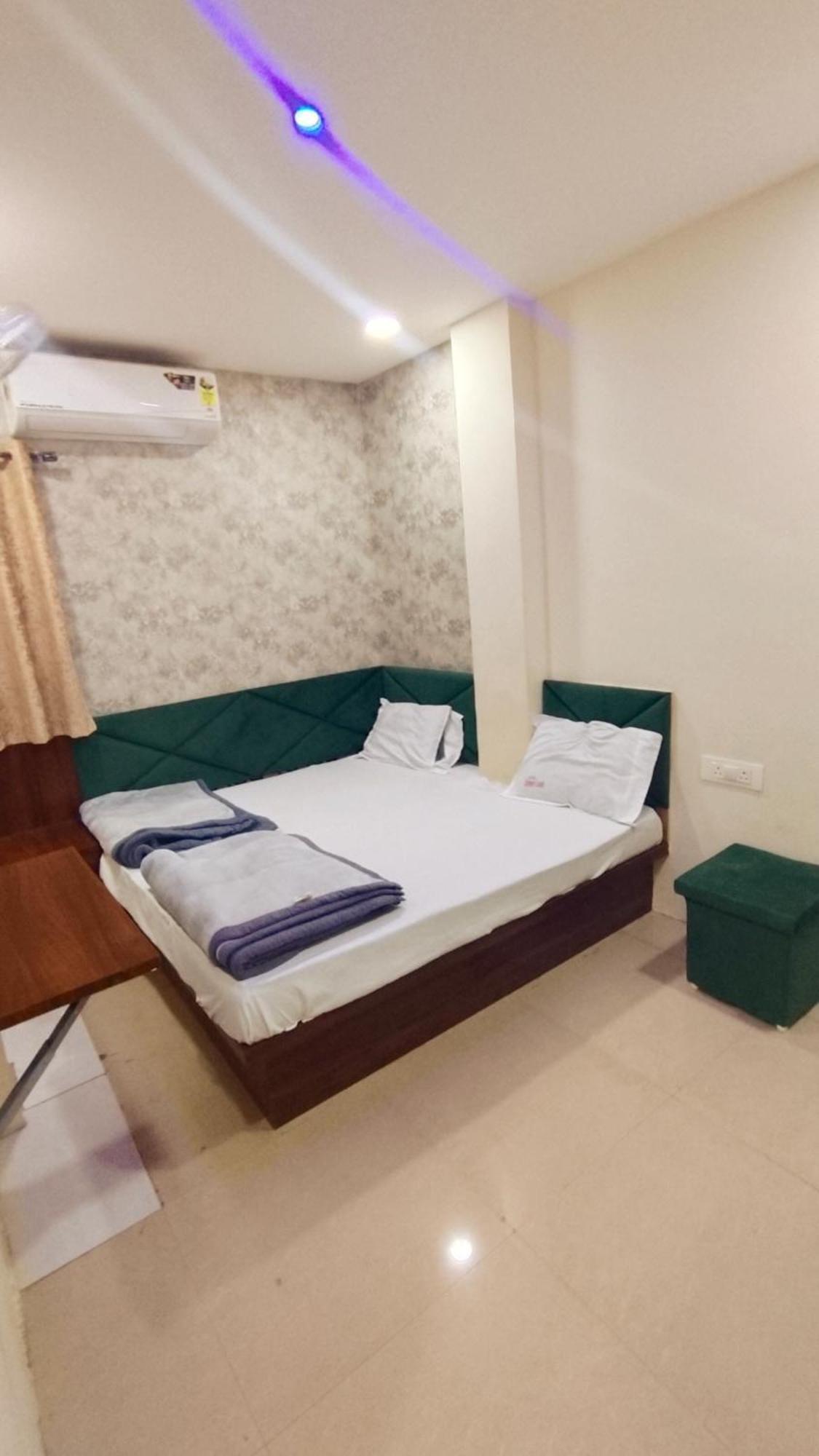 Green Leaf Hotel Uddzsaín Kültér fotó