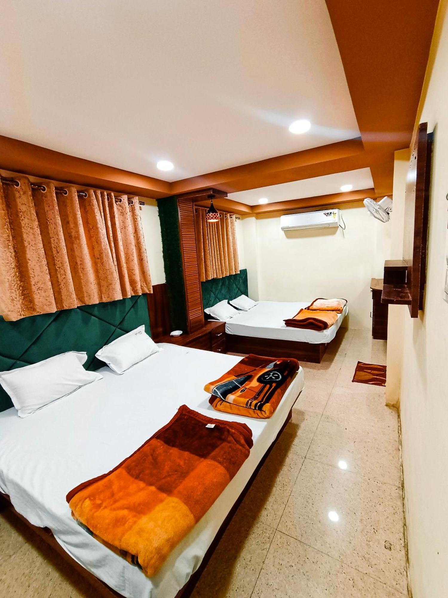 Green Leaf Hotel Uddzsaín Kültér fotó