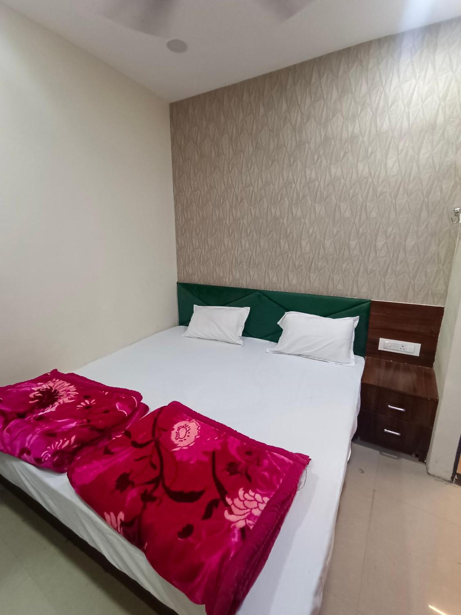 Green Leaf Hotel Uddzsaín Kültér fotó