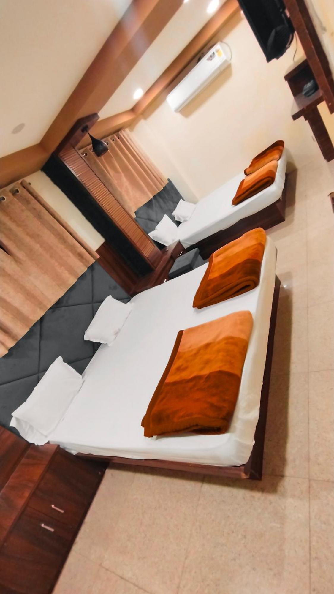 Green Leaf Hotel Uddzsaín Kültér fotó