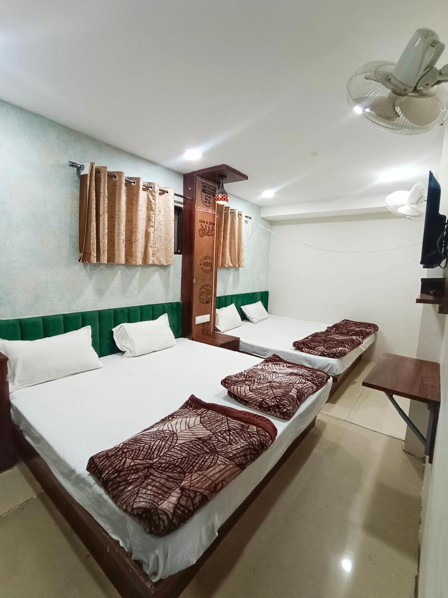 Green Leaf Hotel Uddzsaín Kültér fotó